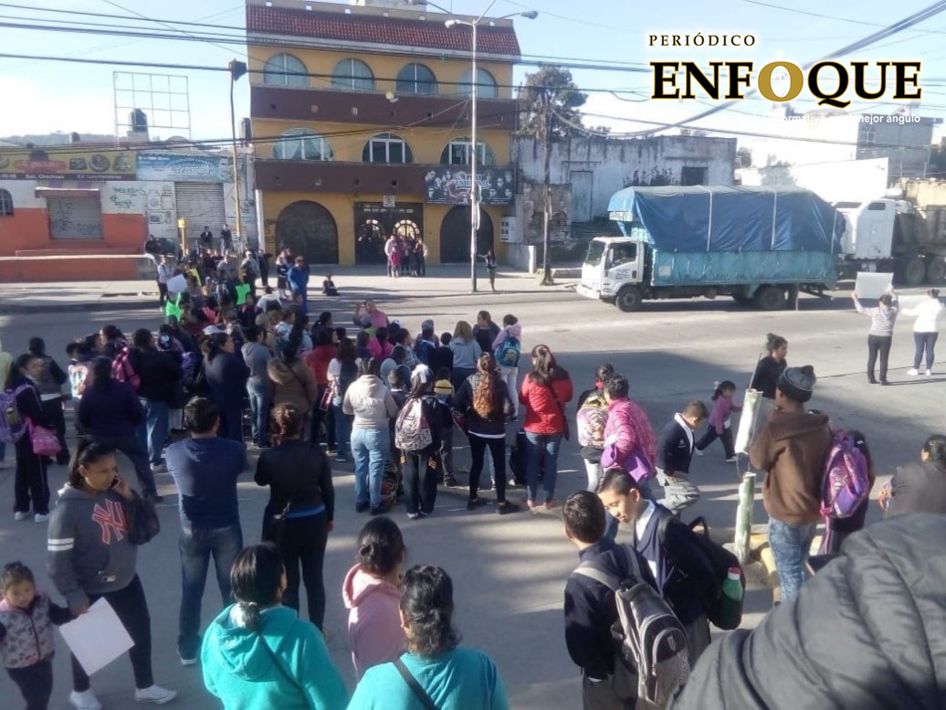 Padres de familia exigen maestros; bloquean vialidad como medida de presión