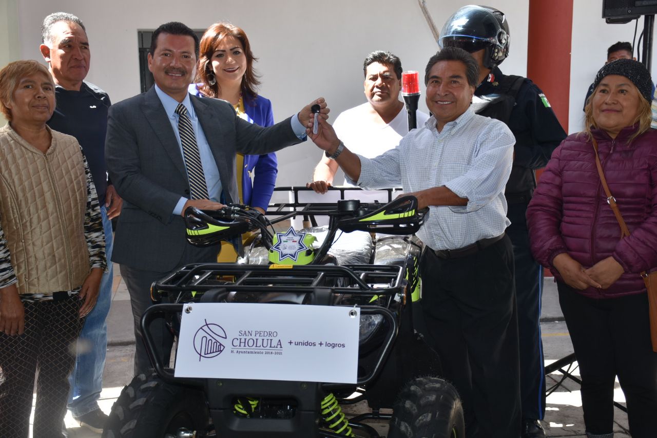 Entrega Luis Alberto Arriaga moto patrullas en Momoxpan y Cuachayotla 