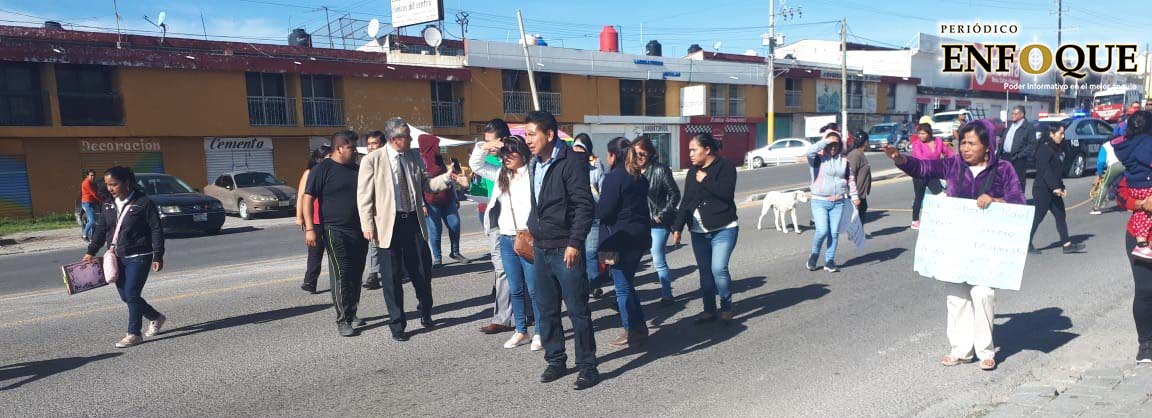Padres de familia cierran carretera para exigir contratación de profesor 