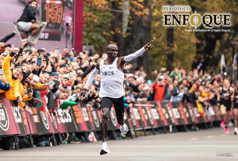 El maratonista Eliud Kipchoge rompió récord sobre humano