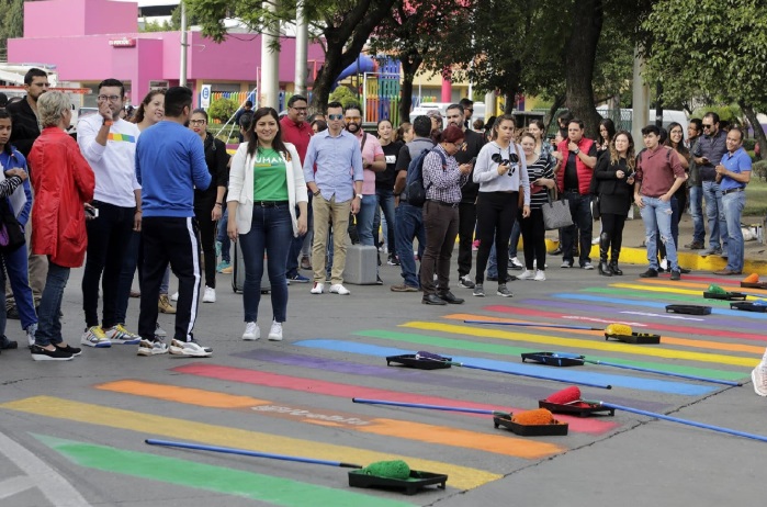 Tribunal ordena a Claudia Rivera retirar cebra peatonal arcoíris que pintó