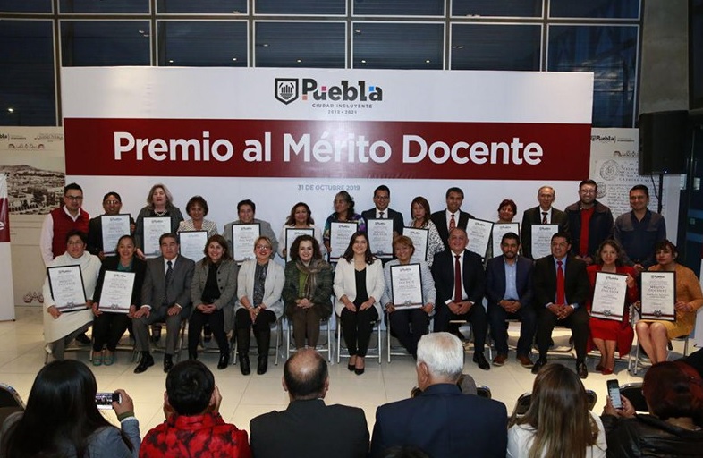 Tras escándalo de plagio, en evento privado Rivera Vivanco entrega Premios al Mérito Docente