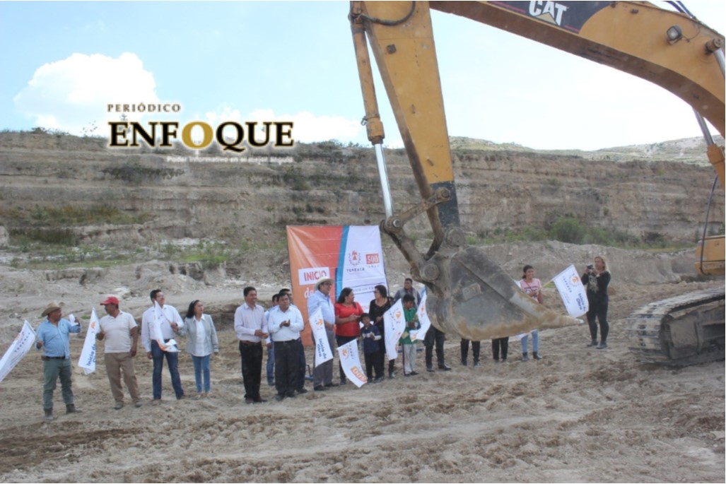 Edil de Tepeaca coloca la primera piedra de la Unidad Deportiva en Santiago Acatlán