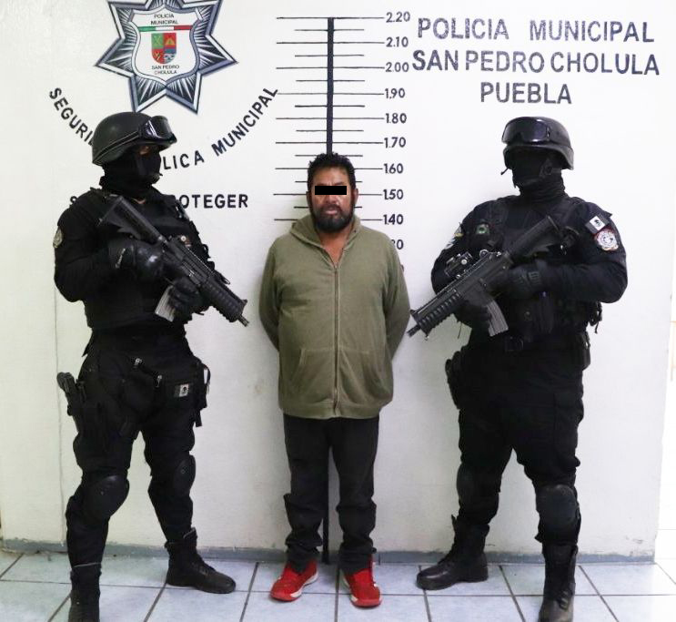 Por infracción de vialidad, encuentra policía de San Pedro Cholula auto robado 