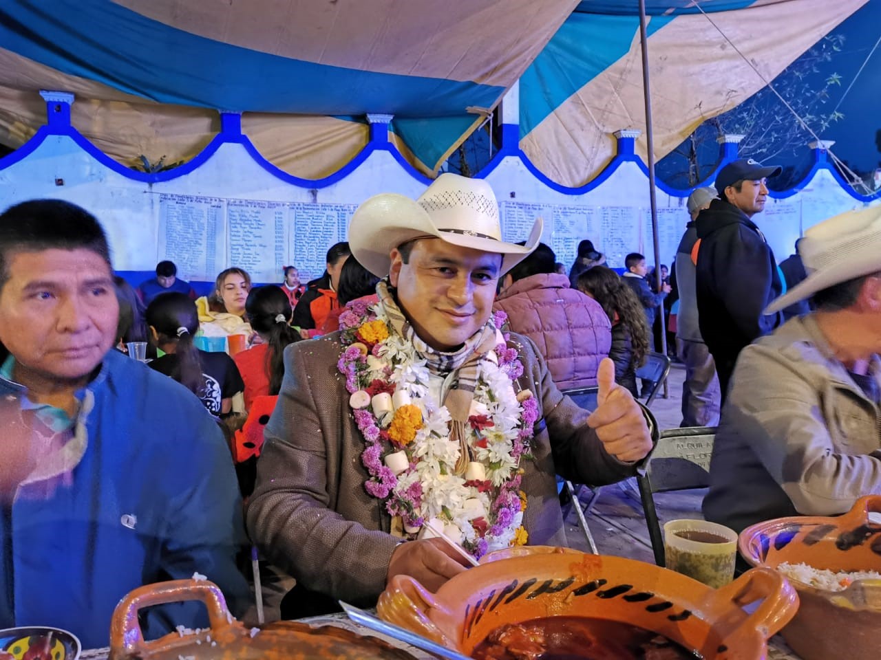 Ebodio Santos, edil de Zacapoaxtla, pide a pobladores reducir el uso de productos desechables.