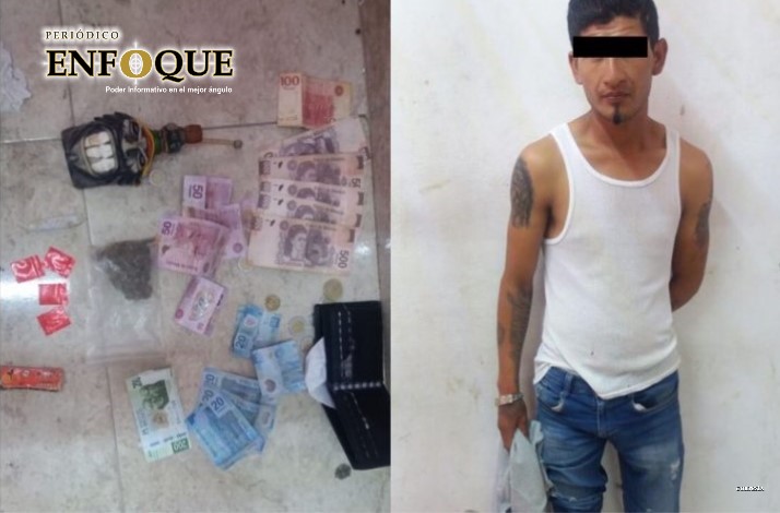 Locales de Amozoc detienen a narcomenudista con marihuana y una moto robada