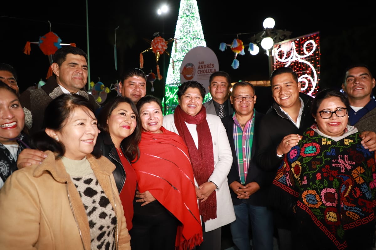 Con un lleno total, Karina Pérez Popoca realiza el encendido del árbol navideño