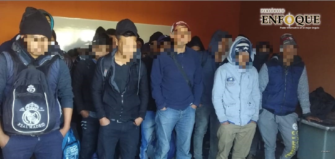 En Tepeaca rescatan a 121 centroamericanos migrantes, viajaban en un tractocamión.