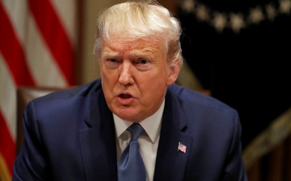 Trump pide plegaria antes de votación sobre posible juicio político