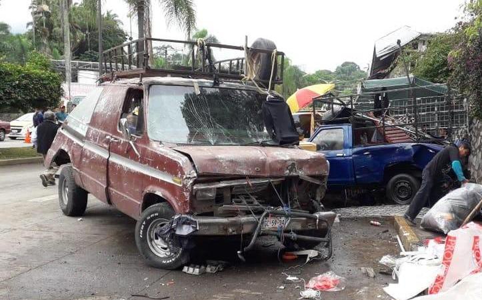 Aplanadora cae sobre autos en Veracruz; hay ocho heridos