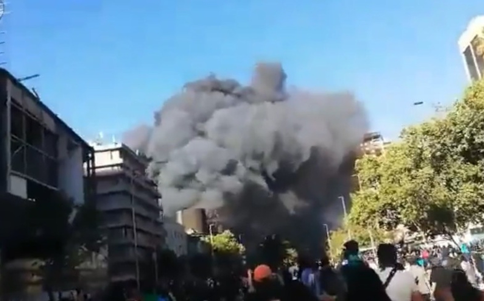 Se incendia cine en Santiago de Chile tras choque entre manifestantes y policías