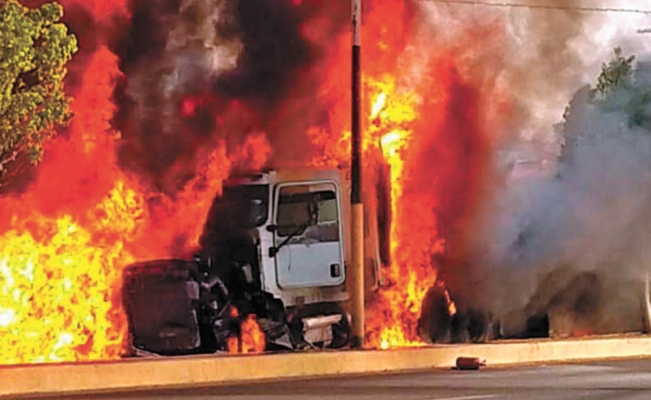 Tráiler embiste dos vehículos y se incendia en autopista de Michoacán