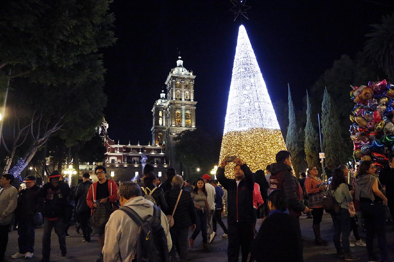 Encienden la iluminación navideña en la ciudad de Puebla 