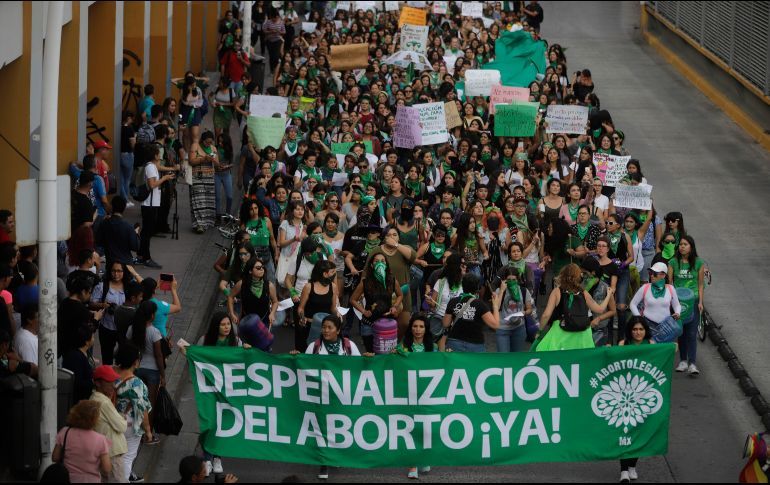 Morena impulsará la despenalización del aborto en todo el país Legisladores preparan una iniciativa de reformas al Código Penal Federal y la Ley General de Salud para garantizar este derecho. Morena presentará una iniciativa de reformas al Código Penal Federal y la Ley General de Salud para despenalizar en todo el país la interrupción del embarazo antes de las 12 semanas de gestación. Las enmiendas serán impulsadas junto con un exhorto, en artículos transitorios, para que las legislaturas estatales armonicen sus normas conforme a los cambios a nivel federal pues, se informó, tras foros realizados en 20 entidades, en la llamada "gira de la decisión", se detectó que esas reformas son una necesidad en todo el país. En la Ciudad de México, de los 214 mil 165 casos de interrupción del embarazo que ha habido 149 mil 74 eran de mujeres residentes en esta ciudad, pero 65 mil 91 provenían de otros estados. Eso "deja claro la necesidad de garantizar el acceso a servicios de salud que garanticen una interrupción del embarazo legal y segura", dijo la diputada Rocío Villarauz Martínez en la presentación de la iniciativa y resultados de los foros. De acuerdo a la propuesta, impulsada por el grupo parlamentario de Morena y que será presentada esta semana al pleno, será considerado aborto cuando la interrupción sea posterior a las 12 semanas. Además, cada institución de salud debe garantizar que, de entre su personal, al menos una persona dentro de todos los turnos esté capacitada para practicar una interrupción del embarazo y no sea objetor de conciencia.  • Marchan en la CDMX en favor del aborto; reportan destrozos  Otros cambios consisten en que, a quien haga abortar a una mujer sin su consentimiento se le aplicará una pena de tres a seis años de prisión y si media violencia física o moral de seis a ocho años de prisión. Al personal médico que provoque un aborto sin consentimiento además de esas sanciones se le suspenderá de dos a cinco años en el ejercicio de su profesión. A la mujer que voluntariamente practique su aborto o consienta que otro le haga abortar después de las 12 semanas de embarazo, se le impondrán de tres a seis meses de prisión o de 100 a 300 días de trabajo a favor de la comunidad y sólo se castigará si el aborto se consumó, se plantea.  • Diputada ve lejano un posible debate sobre despenalización del aborto en Jalisco  Esa misma pena se impondrá a quien haga abortar a una mujer después de las 12 semanas con consentimiento de ésta. En el evento, la titular del Instituto Nacional de las Mujeres, Nadine Gasman, destacó la relevancia de la iniciativa ante cifras alarmantes, entre ellas las del Consejo Nacional de Población (Conapo), según el cual en 2016 todos los días 32 niñas se convirtieron en madres. Es decir, ese año 11 mil 808 niñas menores de 10 años a 14 años tuvieron un aborto pues fueron embarazadas por violencia sexual y "como Estado tenemos la obligación de garantizar los derechos sexuales y reproductivos".