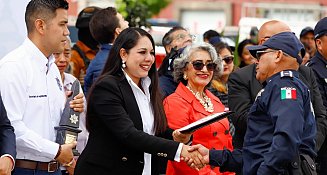 Tonantzin Fernández encabeza histórico reconocimiento a policías jubilados por 30 años de servicio en Cholula