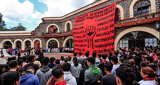 Estudiantes normalistas conmemoran el décimo aniversario de Ayotzinapa