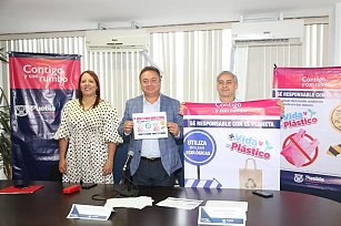 El Ayuntamiento de Puebla presentó la campaña “+ Vida, – Plástico”; una estrategia de sensibilización que busca concientizar a la ciudadanía -en especial al sector comercial- para reducir el uso de bolsas de plástico y desechables.   A través de esta estrategia, la Secretaría de Gestión y Desarrollo Urbano, difundirá la importancia de erradicar el uso de productos plásticos de un solo uso, en cumplimiento al artículo 40 Bis de la Ley para la Prevención y Gestión Integral de los Residuos Sólidos Urbanos de Manejo Especial para el Estado de Puebla.     En su fase inicial, esta campaña estará centrada en socializar los efectos negativos del uso de bolsas de plástico y desechables, a la vez de fomentar prácticas más sostenibles que protejan al medio ambiente y así ofrecer alternativas de productos reutilizables en actividades comerciales.  “+ Vida, – Plástico” también contempla una segunda y tercera fase de acercamiento y seguimiento, para supervisar el cumplimiento a la normativa en la materia en el mediano y largo plazo.