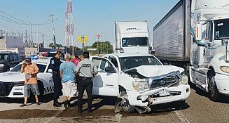 Accidente en Guasave: Choque entre tractocamión y camioneta genera caos