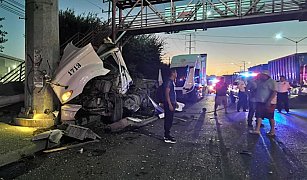 Accidente en Apodaca: tráiler choca contra camión público y deja heridos