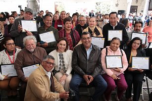 Sergio Salomón y Gaby Bonilla reconocen 20 años de servicio en el DIF Puebla