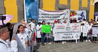 Marcha de trabajadores de Salud en Puebla por carencias en el sector
