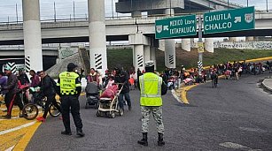 Caos vial en la autopista México-Puebla por caravana migrante y obras