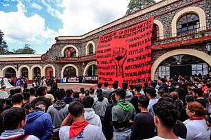 Estudiantes normalistas conmemoran el décimo aniversario de Ayotzinapa