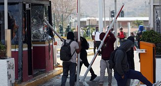 Normalistas protestan con destrozos por homicidio de líder ambientalista