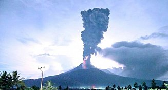 Erupciones del volcán Lewotobi Laki-Laki en Indonesia dejan 10 muertos