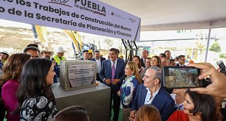 Sergio Salomón coloca la primera piedra de la nueva sede de Planeación y Finanzas