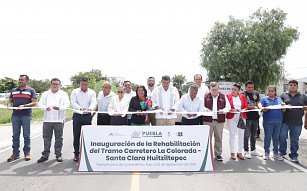 Sergio Salomón inaugura cancha de fútbol y mejora carretera en Tepeyahualco