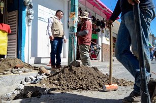 Reparan fugas de agua en calle Morelos Poniente; tránsito cerrado temporalmente