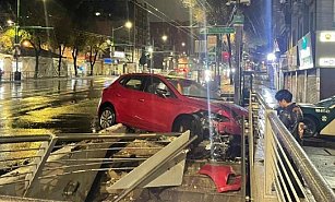 Joven impacta su vehículo contra estación del metro Salto del Agua en CDMX