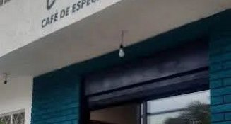 Hombres armados asaltan cafetería en el centro de Apizaco; golpean a un comensal