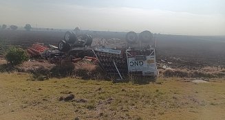 Vuelca pipa con gas natural en el Arco Norte; conductor herido y cierre total de la vialidad