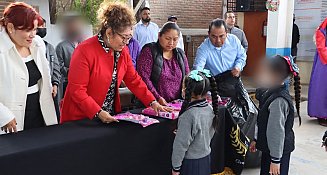 Presidenta del DIF de Cuautlancingo Tere Alfaro lleva sonrisas a los niños de la escuela Vicente Guerrero