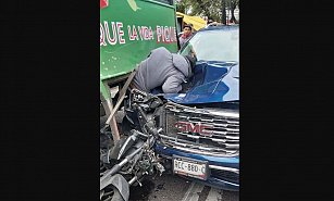 Hombre muere prensado tras intento de asalto en Iztapalapa