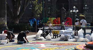 Comienza la creación de la alfombra monumental en el Zócalo de Puebla por Día de Muertos