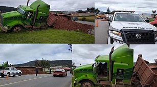 Conductor evita tragedia al volcar un tractocamión en Tlaxco-Chignahuapan