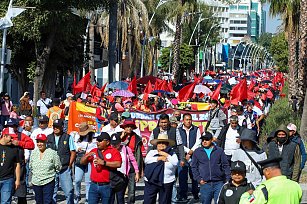 Antorchistas conmemoran 20 años del Comercio Antorchista con marcha masiva en Puebla