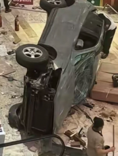 Auto cae desde el cuarto piso del estacionamiento en Miraflores, Guatemala