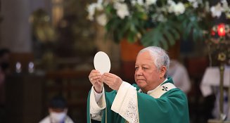 Arzobispo de Puebla regresa a la ciudad tras doble cirugía de rodilla