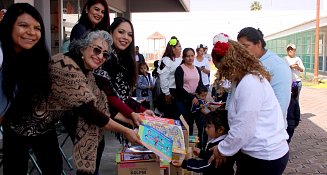 Tonantzin Fernández entrega libros a CAIC´s 