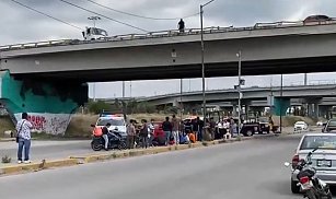 Trágico accidente: motociclista muere tras caer de puente en Puebla