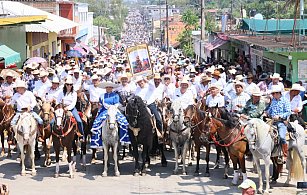 Más de 3 mil jinetes recorren Francisco Z. Mena con espíritu de tradición