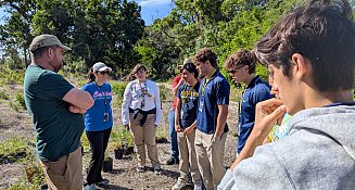 Estudiantes de Broward restauran praderas con plantas nativas