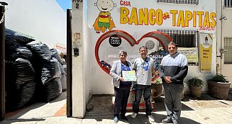 Gobierno Municipal de Cuautlancingo entrega 700 kg de tapitas a “Banco de Tapitas A. C.”