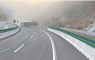 Volcadura de tráiler con gas natural en La Pera-Cuautla genera emergencia