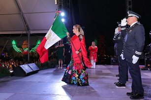 Encabeza Paola Angon Grito de Independencia en San Pedro Cholula 