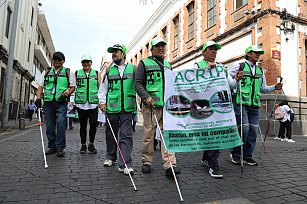 Personas con discapacidad visual marchan en Puebla para exigir mejores condiciones de movilidad